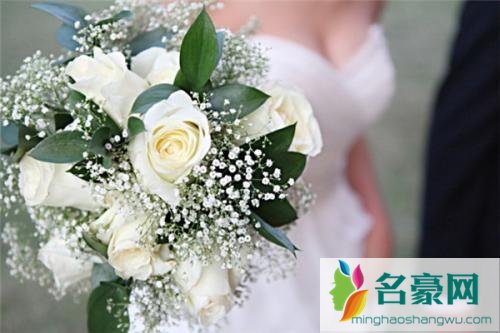 手捧花是新郎带来的吗 手捧花是婚庆带来还是自己做的