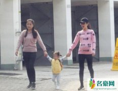 方媛挺巨肚散步 方媛带女儿出门逛街女儿太可爱圈