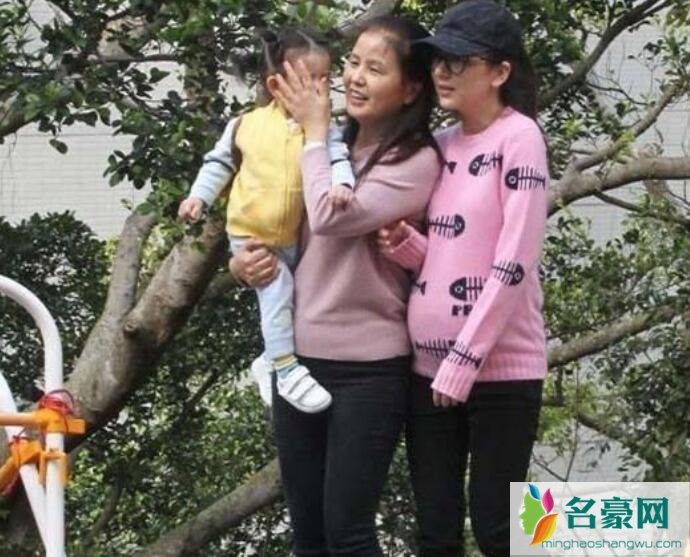 方媛与女儿出门被拍