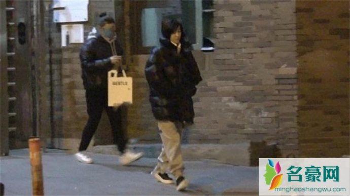 王丽坤前往林更新烤肉店