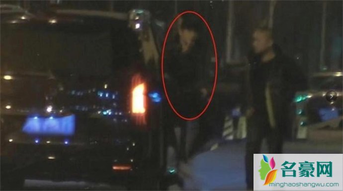 林更新与王丽坤上车