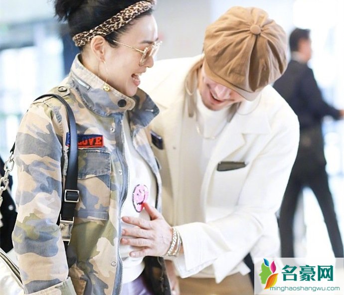 张伦硕大方抚摸钟丽缇肚子