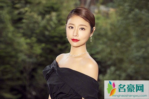 只知道林心如黑色露肩套装出彩 没想到还有福利彩蛋