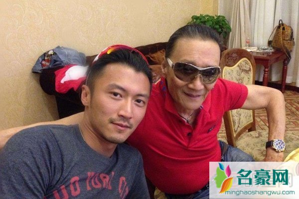 谢贤为什么总戴眼镜 就想问问:谢贤的墨镜是不是用电焊焊上去的?