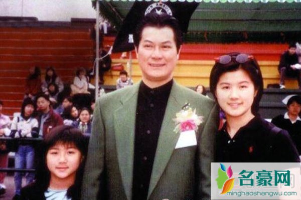 邓光荣老婆严珍纳年轻照片 邓那么帅一直无绯闻,夫妻恩爱忠义一生