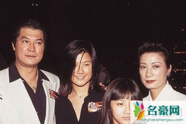 邓光荣老婆严珍纳年轻照片 邓那么帅一直无绯闻,夫妻恩爱忠义一生