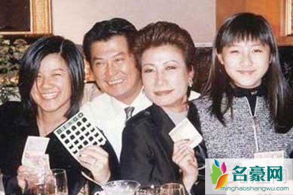 邓光荣老婆严珍纳年轻照片 邓那么帅一直无绯闻,夫妻恩爱忠义一生