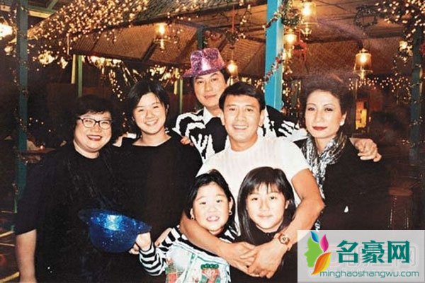 邓光荣老婆严珍纳年轻照片 邓那么帅一直无绯闻,夫妻恩爱忠义一生