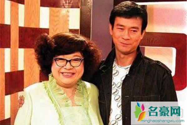 邓光荣打掉郑少秋的手 他也就敢对郑少秋指手画脚了