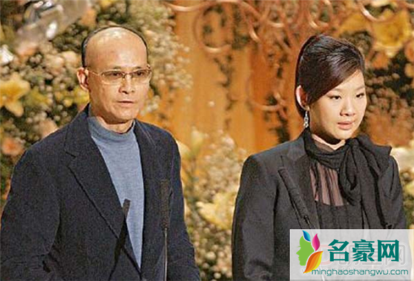 邓光荣打掉郑少秋的手 他也就敢对郑少秋指手画脚了