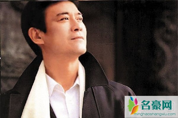 邓光荣打掉郑少秋的手 他也就敢对郑少秋指手画脚了