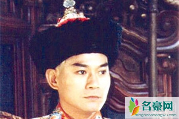 邓光荣打掉郑少秋的手 他也就敢对郑少秋指手画脚了