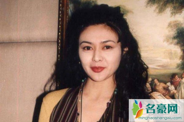 关之琳露出奶头图片 高尔夫球应该给她代言费