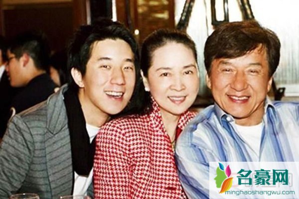成龙给了吴绮莉一个亿 而林凤娇每天守着空房子老公有私生子还帮他说话