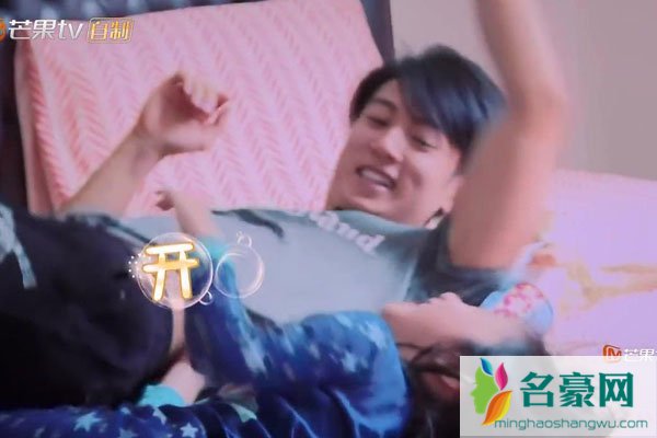 吴尊重男轻女很明显啊! 他女儿以后找老公好困难,爸爸这么帅也是很无奈