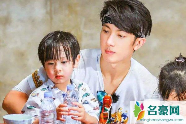 吴尊重男轻女很明显啊! 他女儿以后找老公好困难,爸爸这么帅也是很无奈