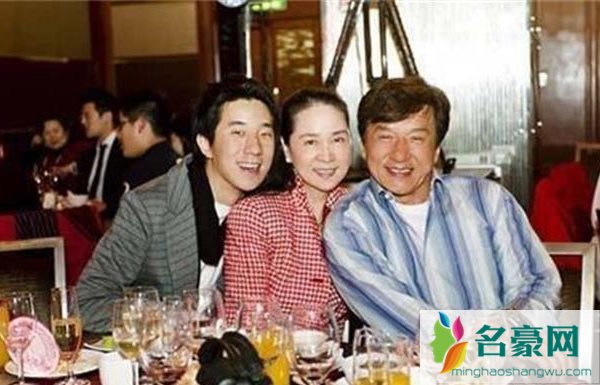 林凤娇怎么搞定成龙的 为什么要放弃自己的事业去做成龙二十年的隐形夫人呢
