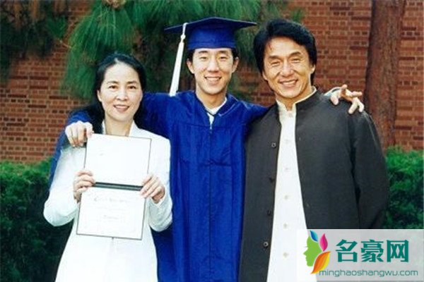 林凤娇怎么搞定成龙的 为什么要放弃自己的事业去做成龙二十年的隐形夫人呢