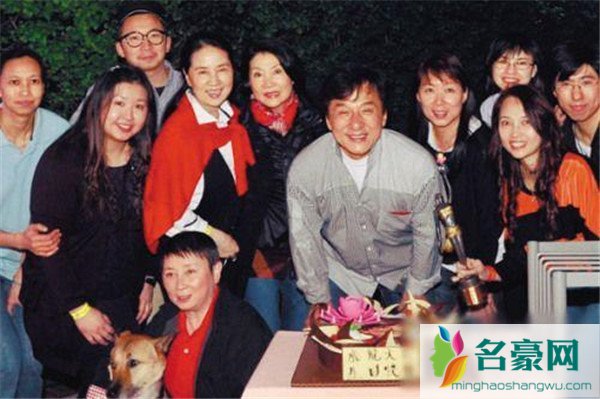林凤娇怎么搞定成龙的 为什么要放弃自己的事业去做成龙二十年的隐形夫人呢