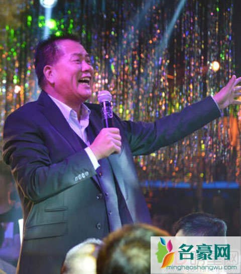 万梓良恬妞离婚原因 万梓良的第一任老婆恬妞开面包车的