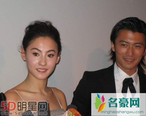 ktv谢霆锋抱着王菲照片 15岁就喜欢王菲那为什么要和柏芝生孩子