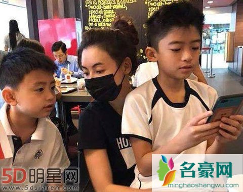 ktv谢霆锋抱着王菲照片 15岁就喜欢王菲那为什么要和柏芝生孩子