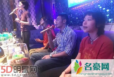 ktv谢霆锋抱着王菲照片 15岁就喜欢王菲那为什么要和柏芝生孩子