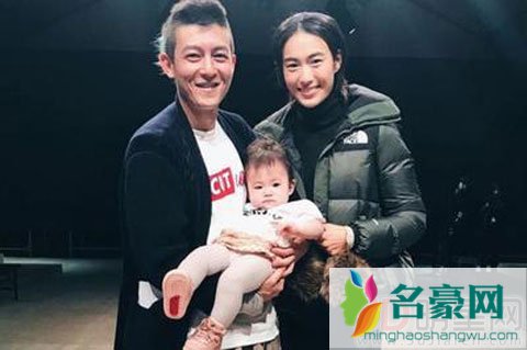 陈冠希在钟欣潼婚礼日晒出男子是谁 陈冠希真是渣男惹人厌