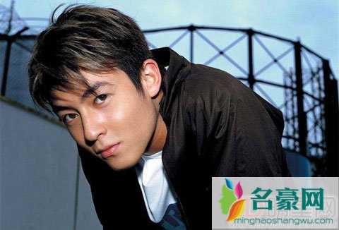 陈冠希在钟欣潼婚礼日晒出男子是谁 陈冠希真是渣男惹人厌