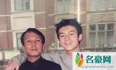 陈冠希在钟欣潼婚礼日晒出男子是谁 陈冠希真是渣男惹人厌