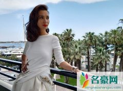 卢靖姗正能量回应戛纳红毯秀 大方公开包包内容标