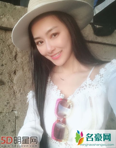 王思佳衣服滑落走光被狂拍 主持人黄子佼表示没往胸部看