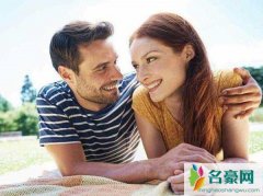 他真的爱我吗？假装爱你的男人有四点