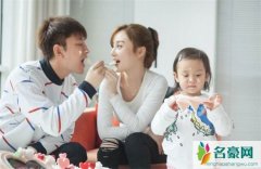 贾乃亮李小璐疑似和好 合体观看甜馨演出