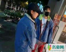 曝王思聪雨天约会 王思聪与新女友穿情侣装雨天约