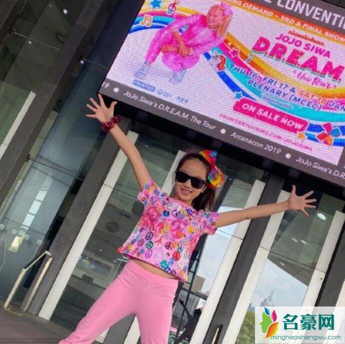 吴尊带女看演唱会