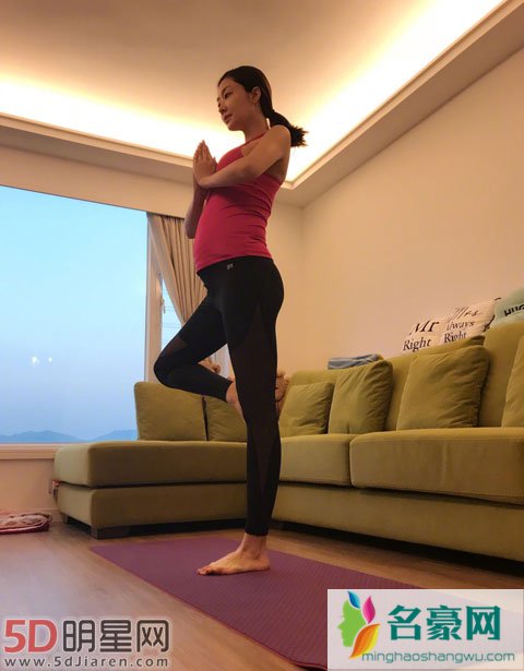 熊黛林生下双胞胎女儿 老公郭可颂做新手爸爸不舍放手