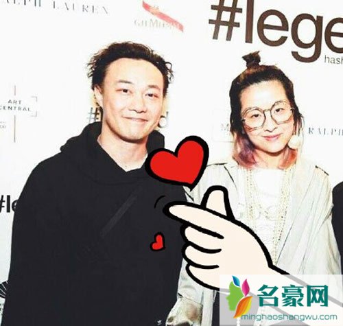 陈奕迅为徐濠萦庆生 又放烟花又在雪地亲吻实在太浪漫了