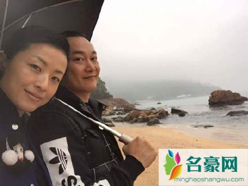 陈奕迅为徐濠萦庆生 又放烟花又在雪地亲吻实在太浪漫了