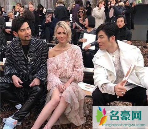 萧敬腾出席时装周处女秀 周杰伦传授经验睁大眼睛