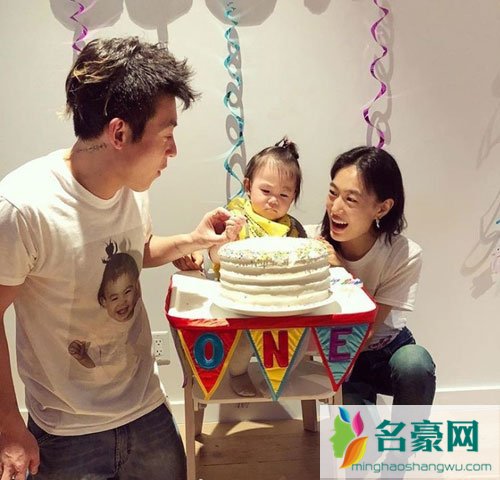 陈冠希为女儿庆生穿印有女儿头像的衣服 手捧蛋糕还双膝跪地