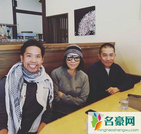 梁朝伟刘嘉玲因风雪滞留北海道 被粉丝合影夫妻相十足