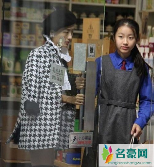 陈奕迅女儿陈康提近照 与妈妈走在一起好似姐妹