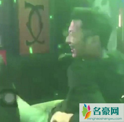 王菲陈奕迅谢霆锋ktv唱歌 网友求ktv门票想听现场版演唱会