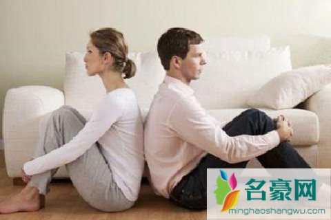 面对离婚不离家的男人