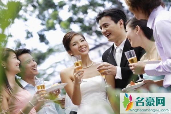 异地恋结婚先在男方办酒席还是先在女方办酒席