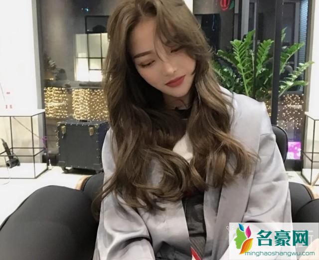 不适合黄皮肤染的发色：薄藤色