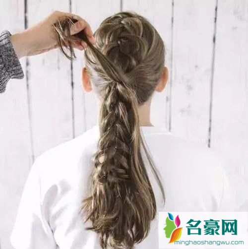 夏季女生怎么扎头发好看 五款女生扎头发简单又好看