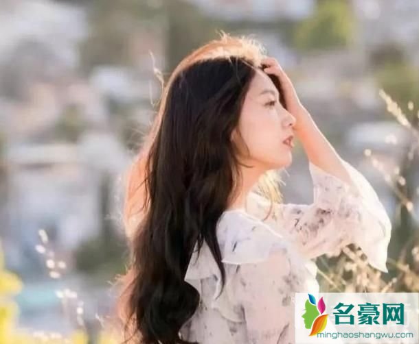 减龄又显白的头发颜色：枫糖色