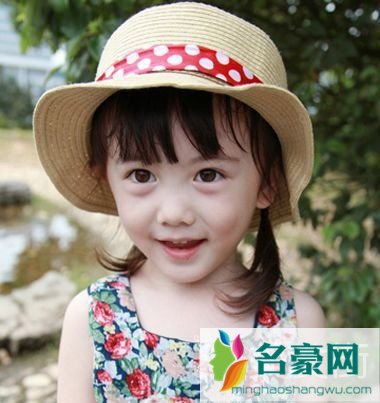 3岁小女孩中长卷发有刘海造型设计